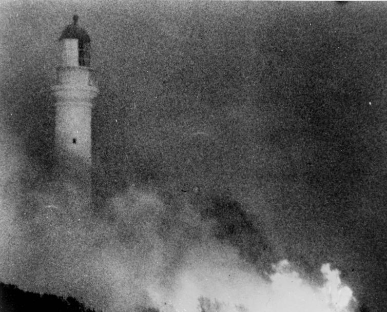 Fire at Aireys Inlet near lighthouse Ash Wednesday 1983 (16_2_1983) -Keith Cecil Collection